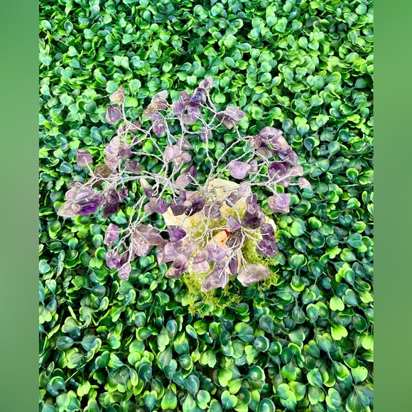 Parrot carving on Amethyst Tree - Picture 2 of 8